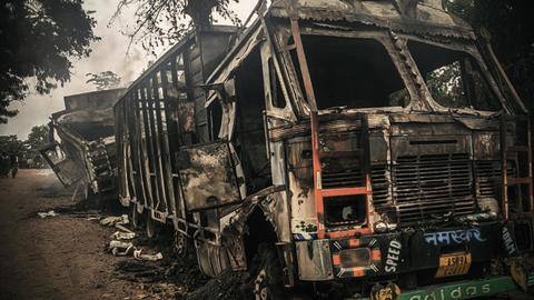 असम: दीमा हसाओ में उग्रवादियों ने पांच ट्रक चालकों को जिंदा जलाया, सर्च अभियान जारी असम: दीमा हसाओ में उग्रवादियों ने पांच ट्रक चालकों को जिंदा जलाया, सर्च अभियान जारी