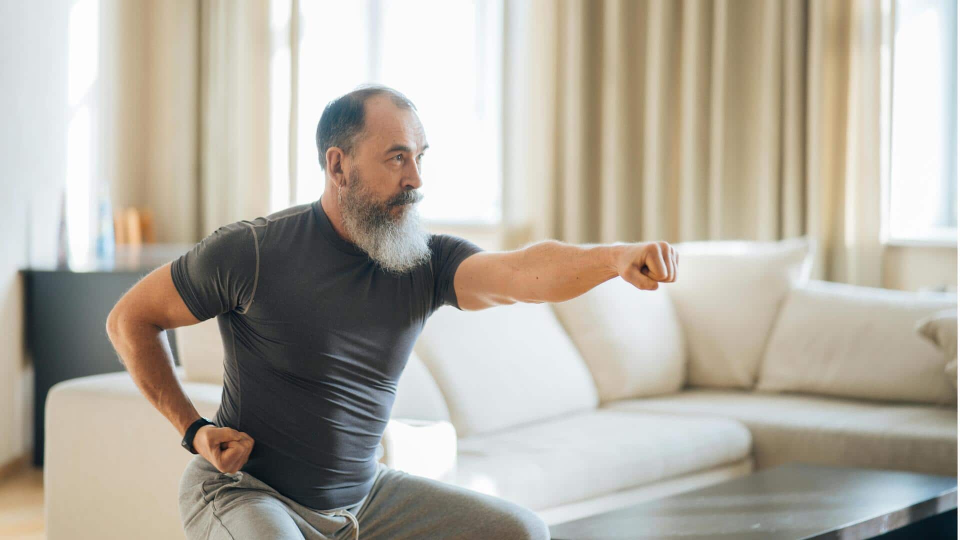 50 की उम्र के बाद शरीर की मुद्रा सुधारेंगी ये खड़े होकर की जाने वाली एक्सरसाइज