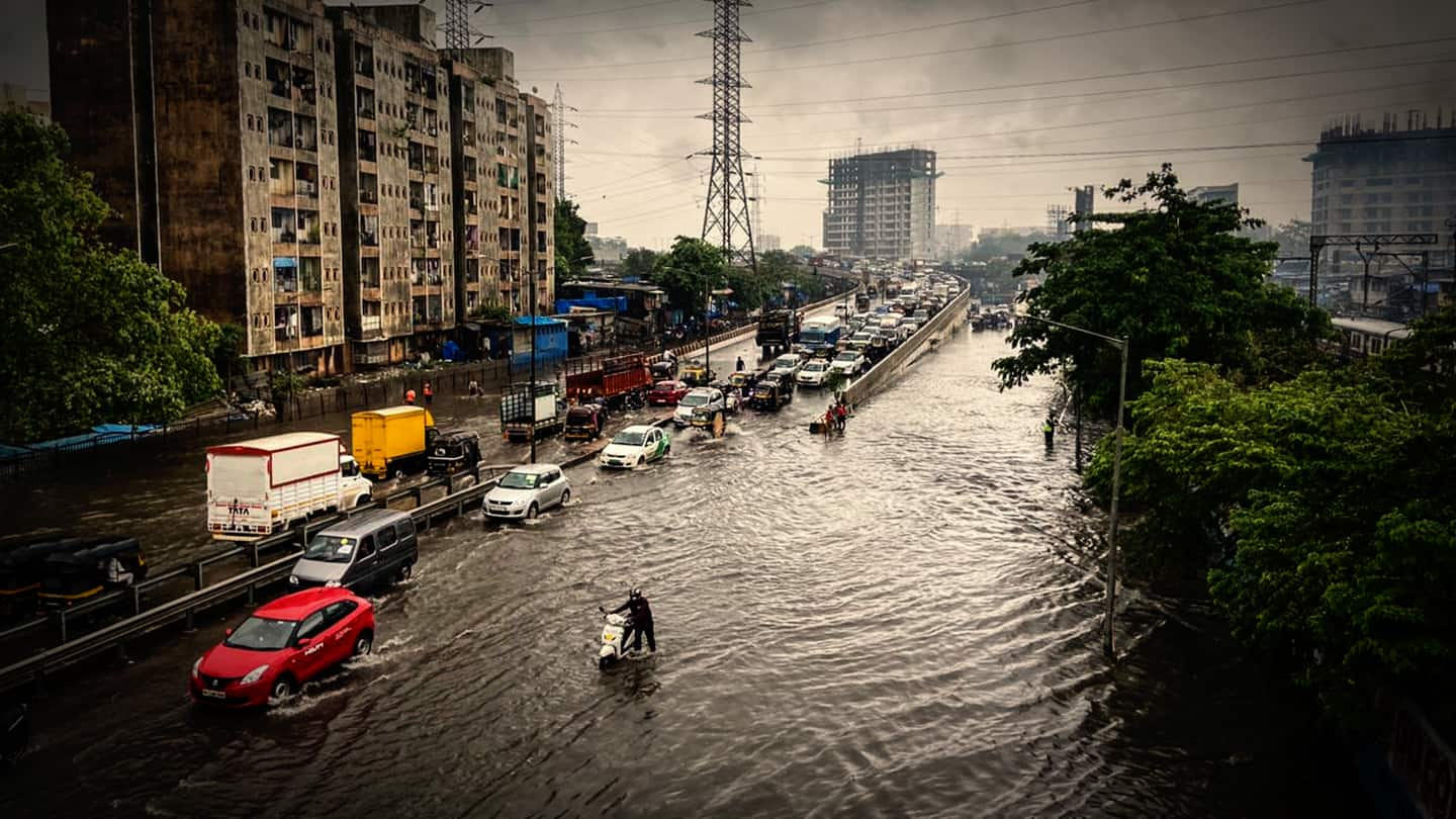 तय समय से पहले मुंबई पहुंचा मानसून, पहली बारिश में ही कई जगहों पर हुआ जलभराव