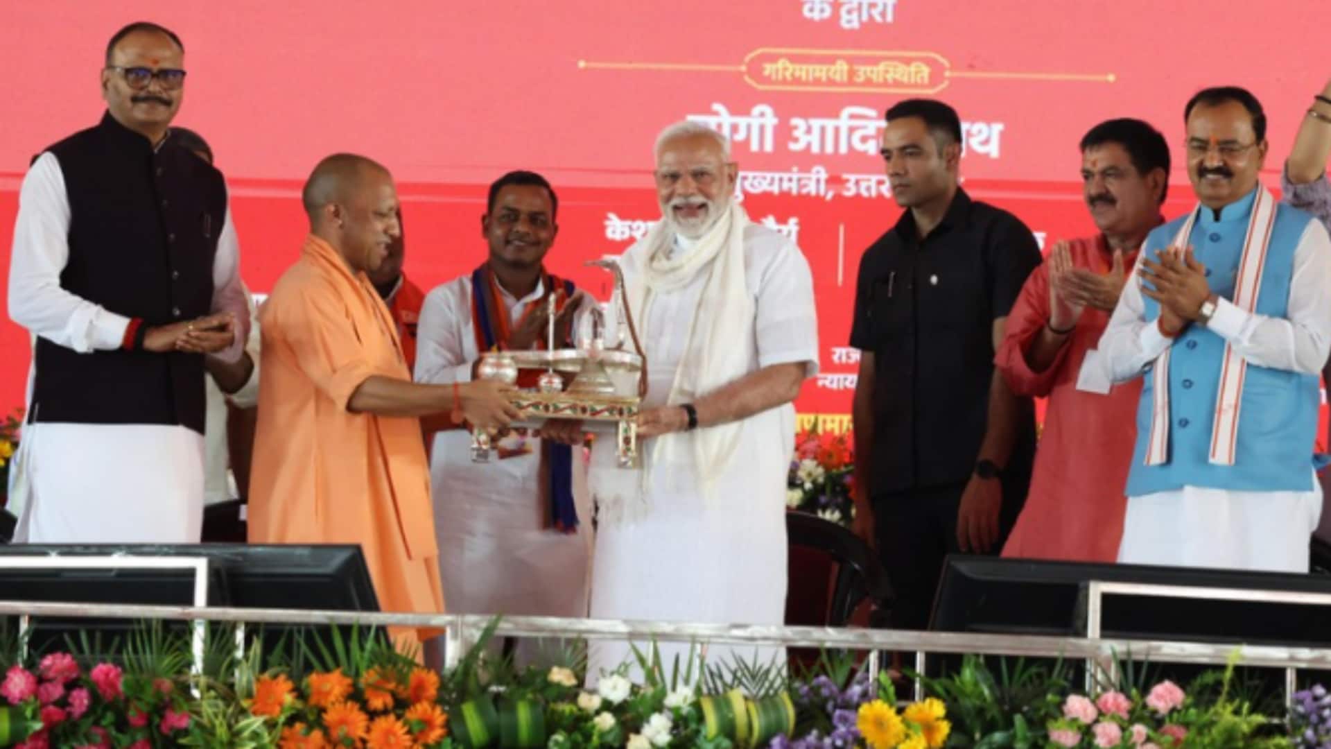 प्रधानमंत्री मोदी वाराणसी पहुंचे; 2,200 करोड़ की परियोजनाएं शुरू कीं, पहलगाम हमले का भी किया जिक्र प्रधानमंत्री मोदी वाराणसी पहुंचे; 2,200 करोड़ की परियोजनाएं शुरू कीं, पहलगाम हमले का भी किया जिक्र