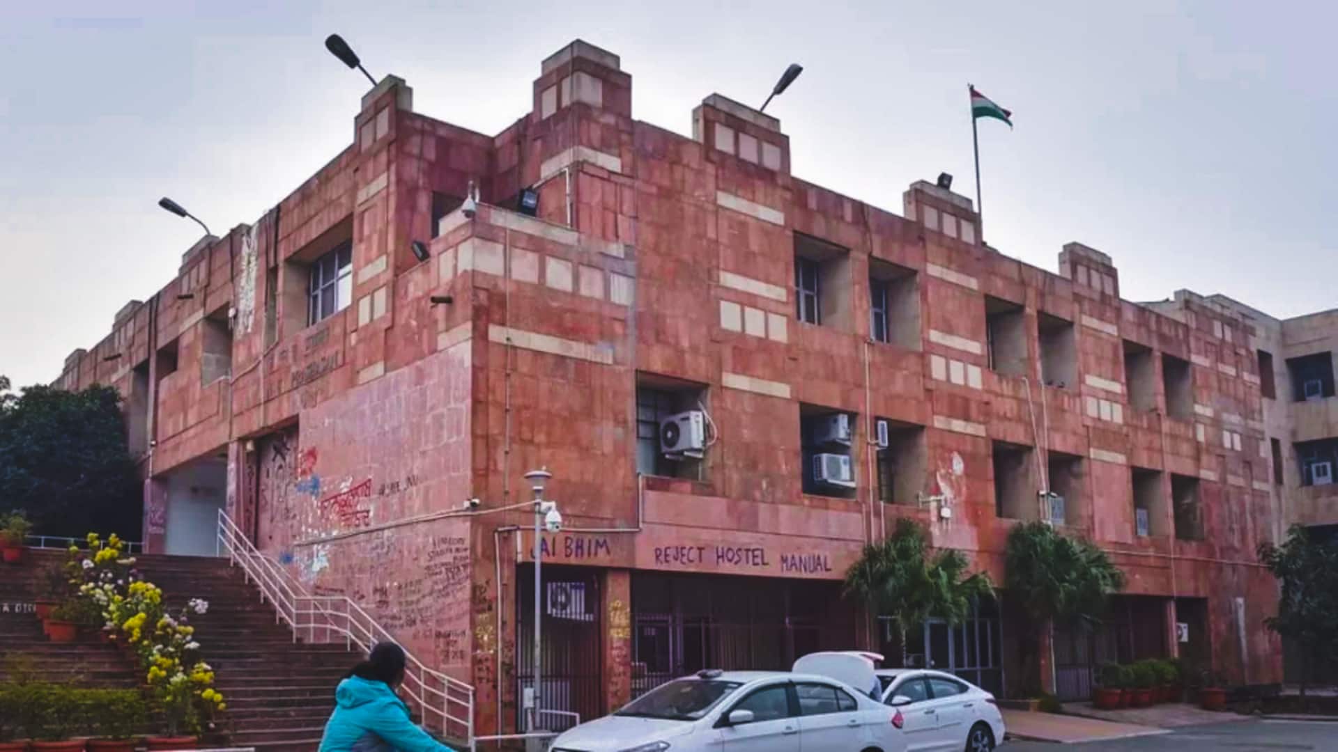 JNU के प्रोफेसर पर 10 छात्राओं ने लगाए यौन उत्पीड़न के आरोप, जांच शुरू