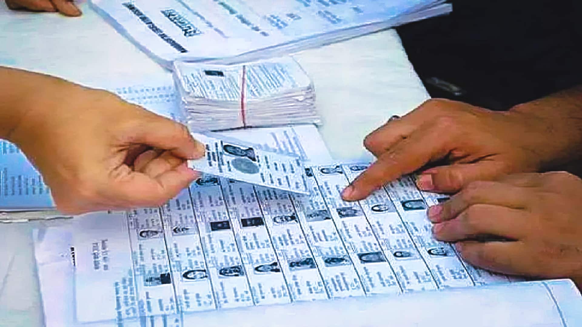 पश्चिम बंगाल में मतदाता सूची में गड़बड़ी पकड़ी गई, 4 चुनाव अधिकारियों का होगा निलंबन पश्चिम बंगाल में मतदाता सूची में गड़बड़ी पकड़ी गई, 4 चुनाव अधिकारियों का होगा निलंबन