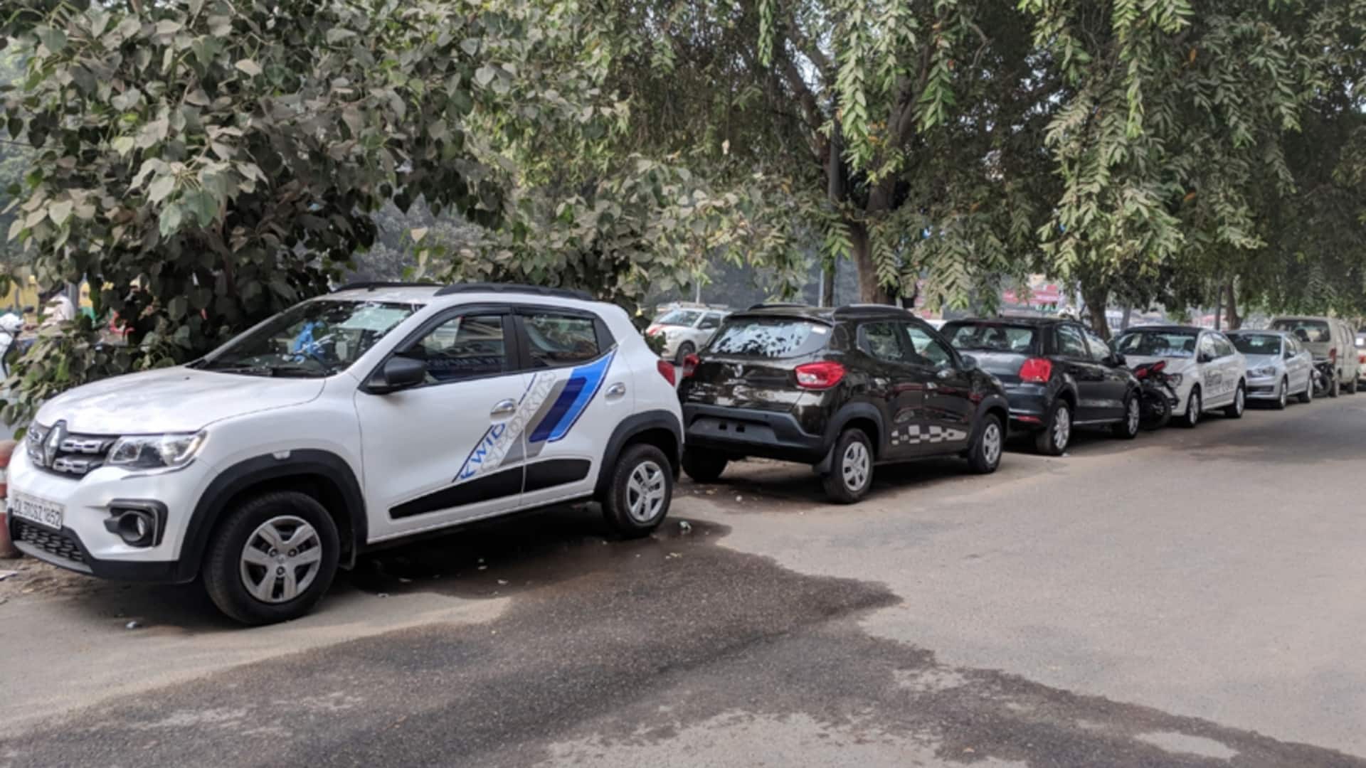 नोएडा: सड़क किनारे खड़ी कार से मिले युवक-युवती के शव, आत्महत्या की आशंका