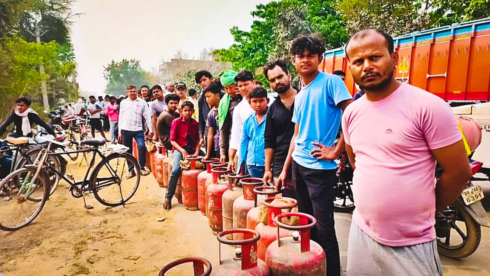 गैस सिलेंडर किल्लत के बीच घरेलू LPG उत्पादन 30 प्रतिशत बढ़ा, बुकिंग 75 लाख तक पहुंची