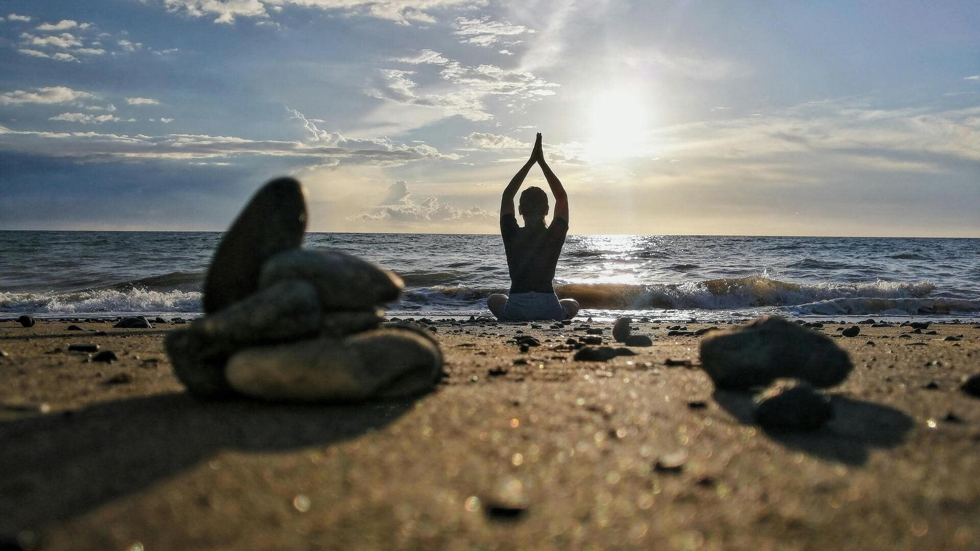 बीच पर योग के माध्यम से मानसिक शांति और आराम के लिए इन 5 जगहों का करें चयन
