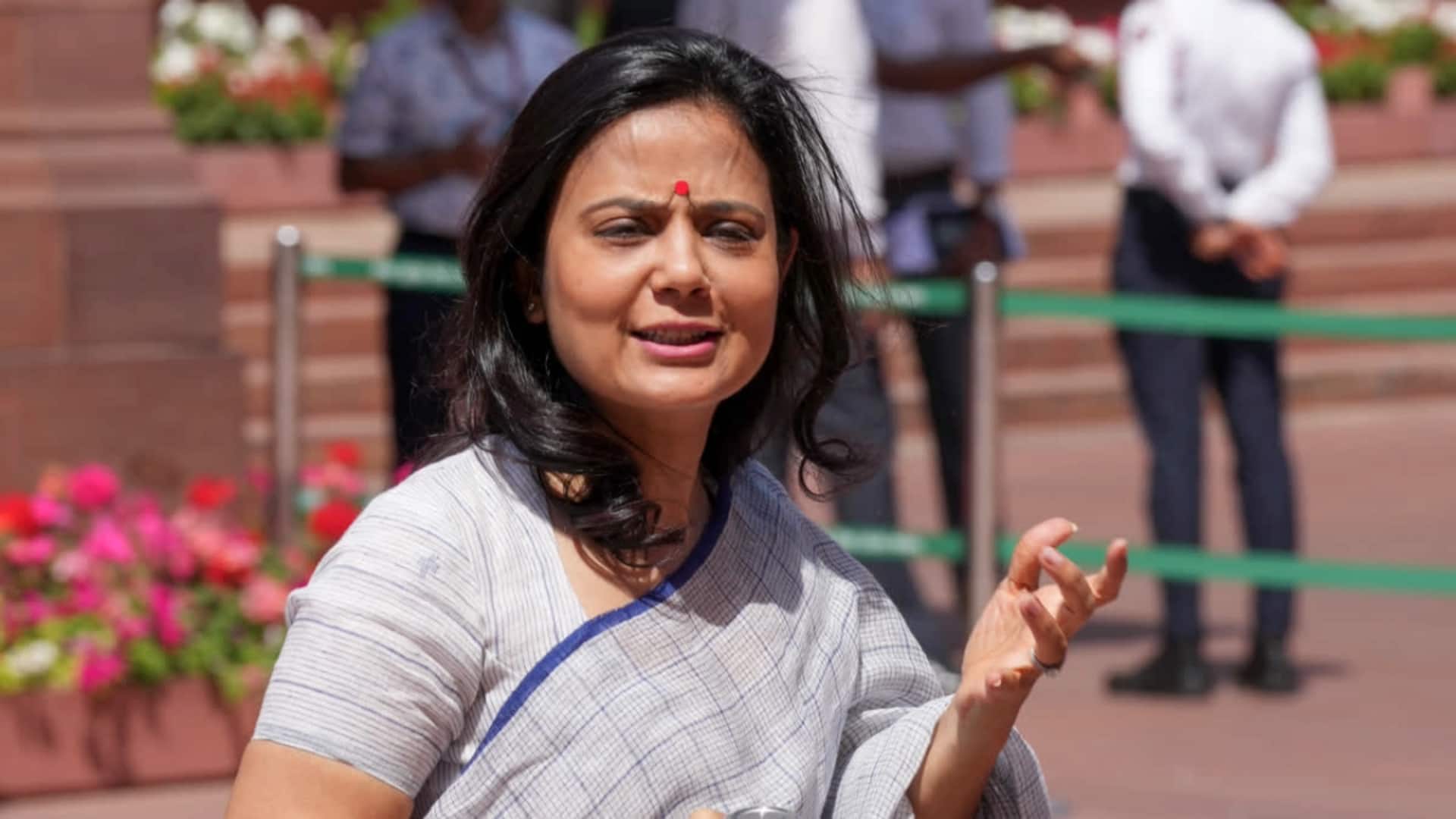 TMC सांसद महुआ मोइत्रा पर फिर हमला, नारेबाजी के बीच फेंके गए अंडे