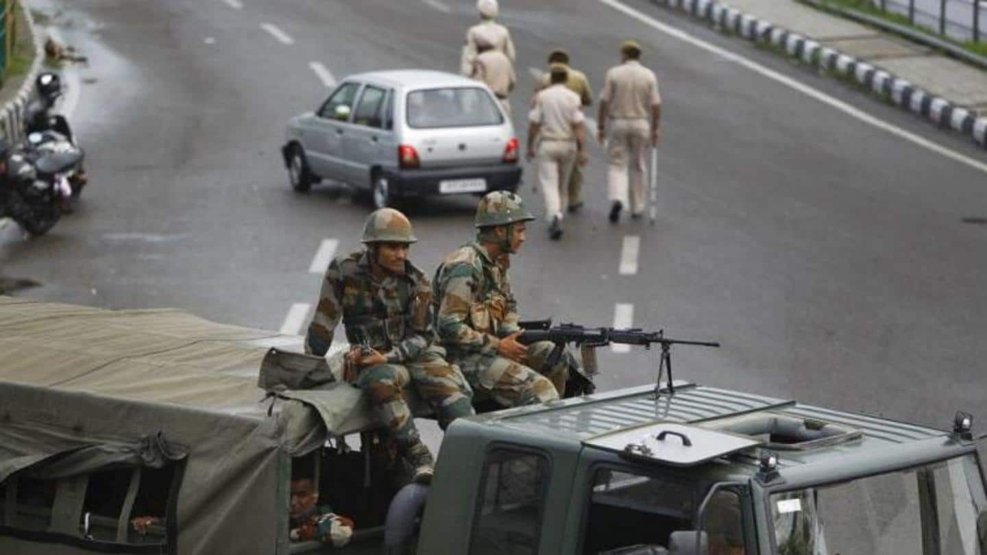 जम्मू-कश्मीर: पुलवामा में आतंकियों ने सुरक्षा बलों पर किया ग्रेनेड हमला, 12 नागरिक घायल