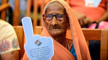 अब 65 से अधिक उम्र के लोग और कोरोना संक्रमित पोस्टल बैलट से कर सकेंगे मतदान