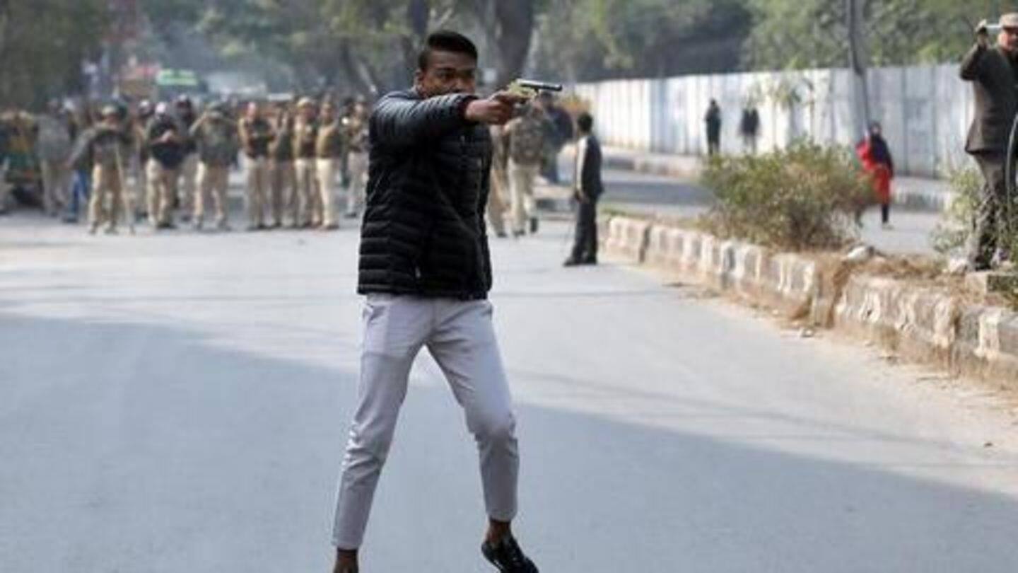 दिल्ली: 'ये लो आजादी' चिल्लाते हुए युवक ने की प्रदर्शनकारियों पर फायरिंग