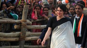'मोदी-मोदी' के नारे लगा रहे भाजपा समर्थकों से प्रियंका ने मिलाया हाथ, कहा- ऑल द बेस्ट