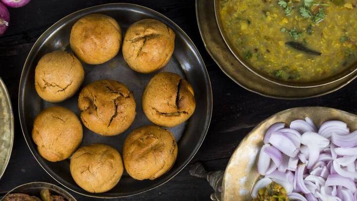 घर पर ऐसे बनाएं राजस्थान की मशहूर डिश दाल बाटी चूरमा