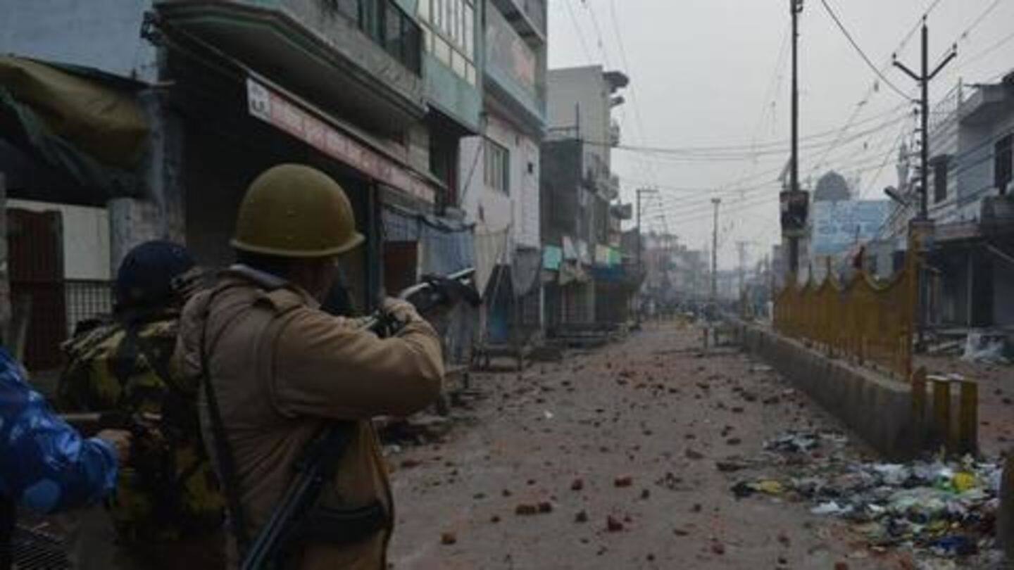 उत्तर प्रदेश: पुलिस कह रही नहीं चलाई कोई गोली, वीडियो में फायरिंग करते दिखा पुलिसकर्मी