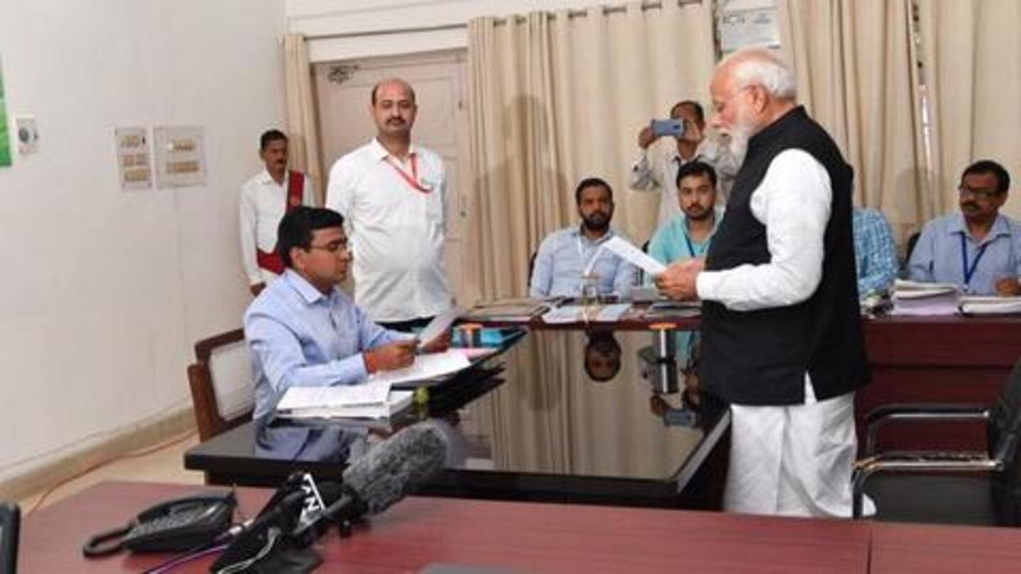 प्रधानमंत्री मोदी ने वाराणसी से किया नामांकन दाखिल, महिला प्रस्तावक के छुए पैर