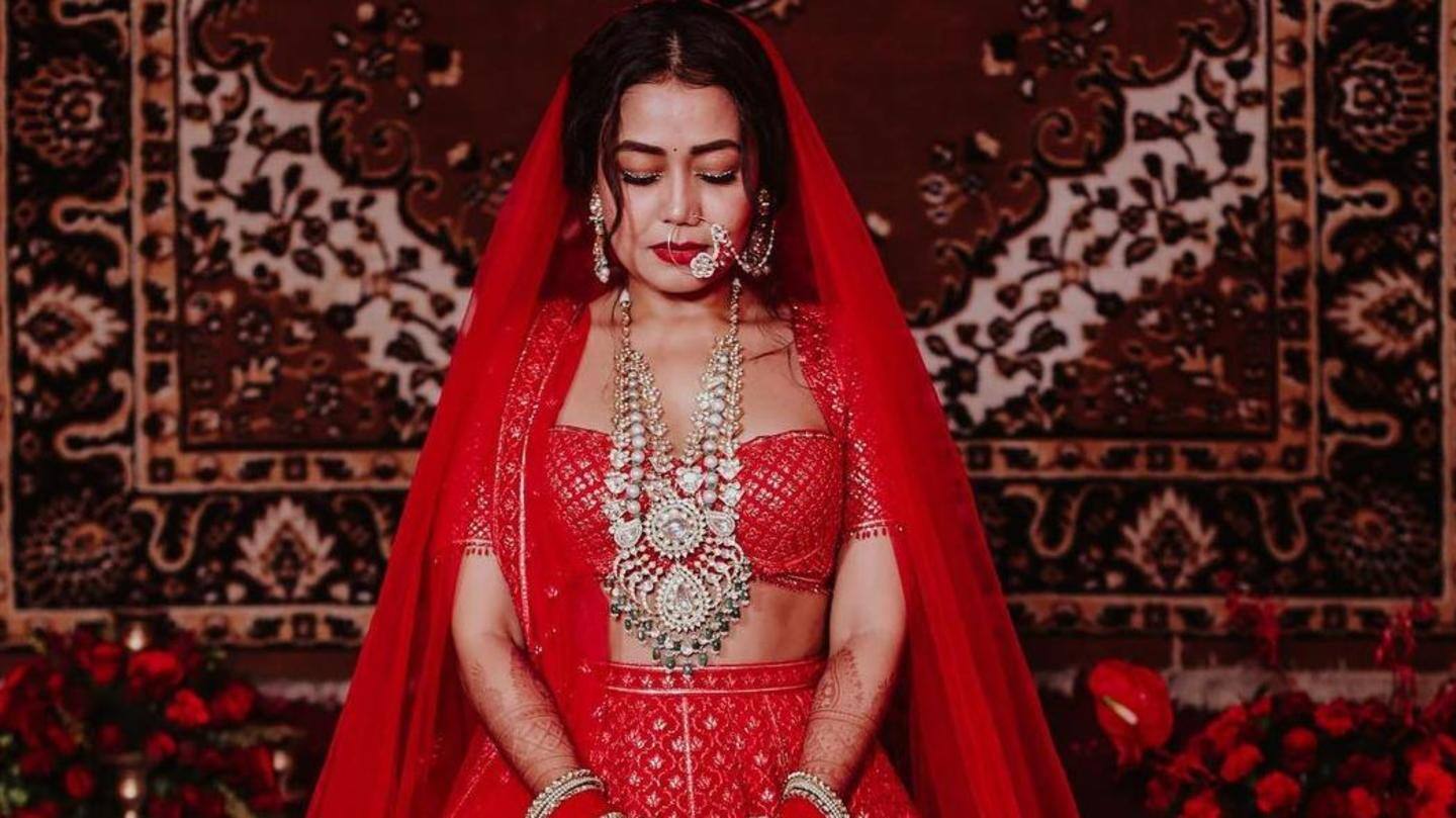 तीन-पांच लाख रुपये हैं नेहा के लुक की कीमत तीन-पांच लाख रुपये हैं नेहा के लुक की कीमत