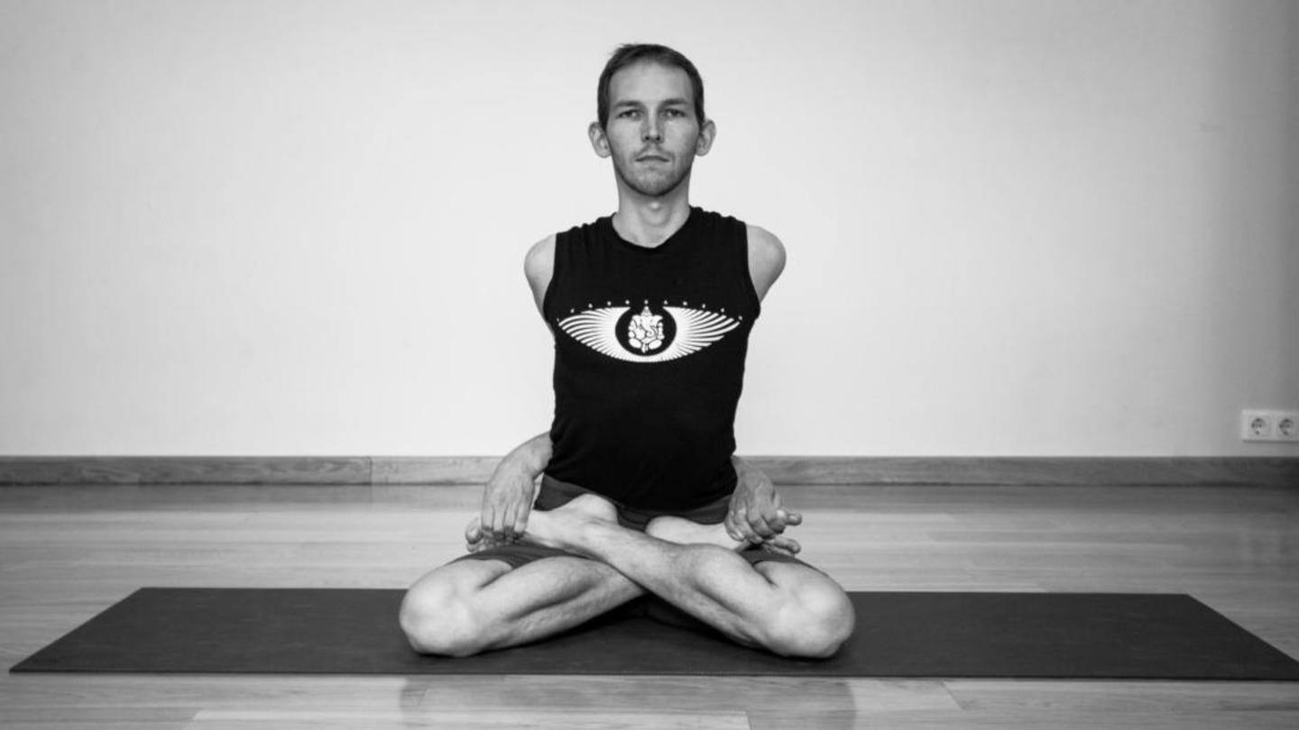 बद्ध पद्मासन: जानिए इस योगासन के अभ्यास का तरीका, लाभ और अन्य महत्वपूर्ण बातें