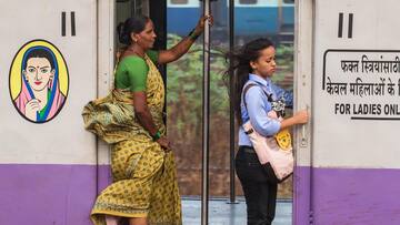 महाराष्ट्र: अब महिलाएं कर सकेंगी मुंबई की लोकल ट्रेनों में यात्रा, राज्य सरकार ने दी अनुमति