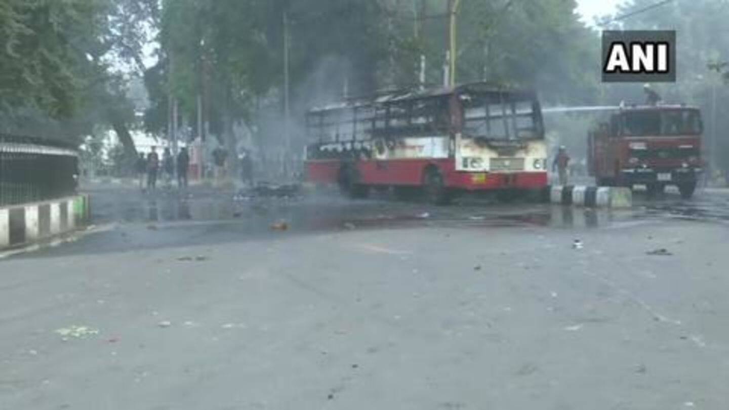 लखनऊ: नागरिकता कानून विरोधी प्रदर्शन के दौरान हिंसा, कई वाहन आग के हवाले
