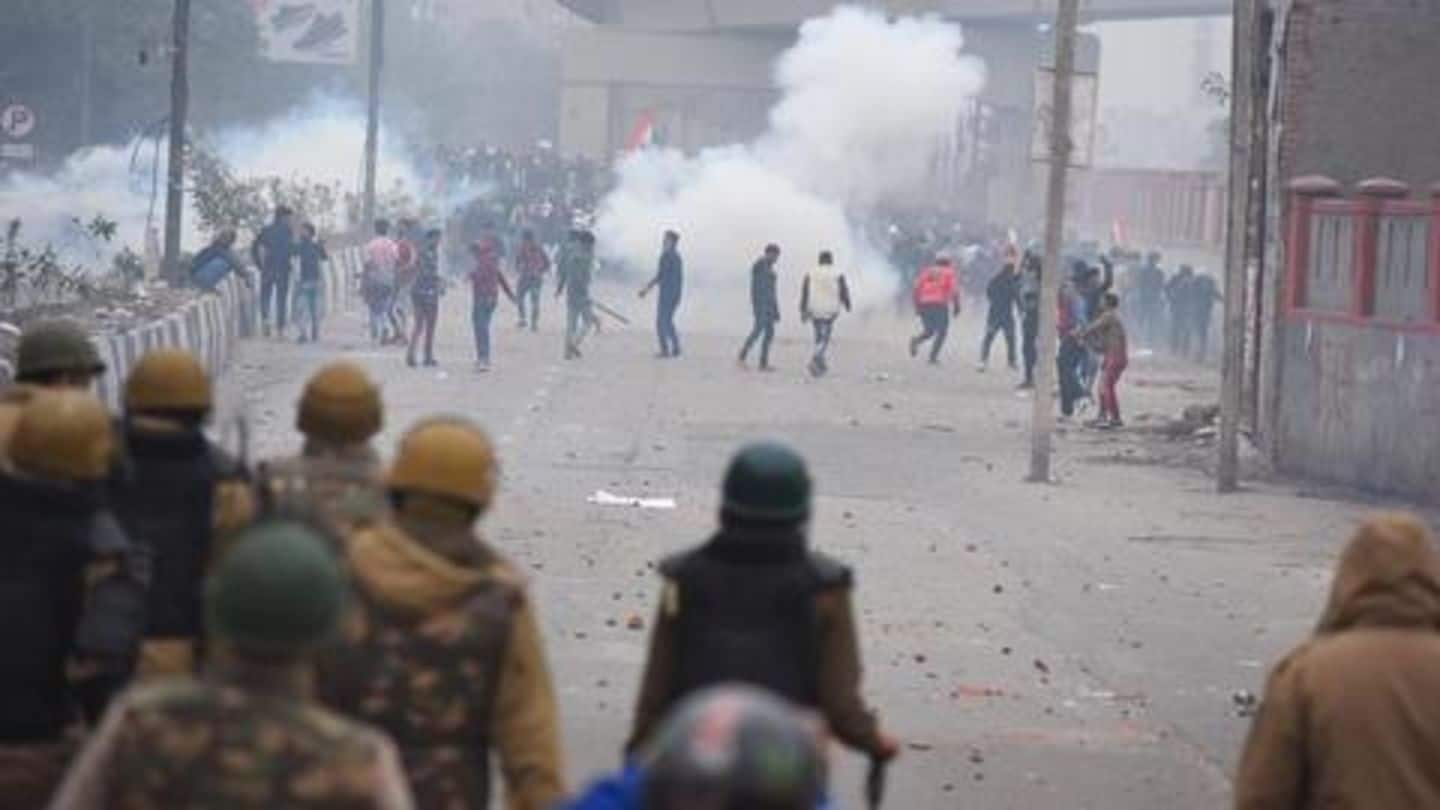 दिल्ली: नागरिकता कानून के खिलाफ प्रदर्शन में हिंसक झड़प, पुलिस ने छोड़े आंसू गैस के गोले