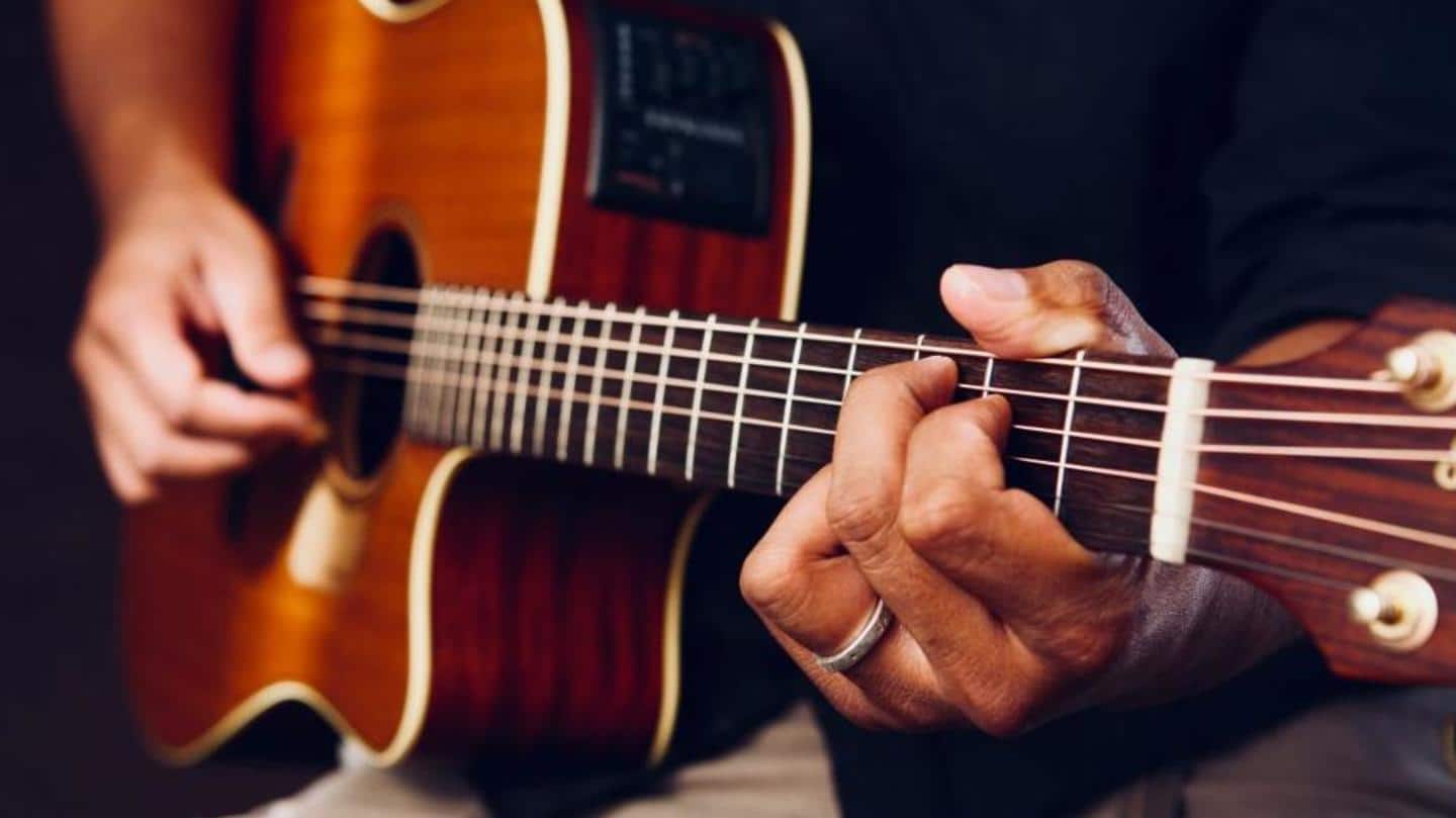 घर पर गिटार बजाना सीखने के लिए इस तरह करें अभ्यास