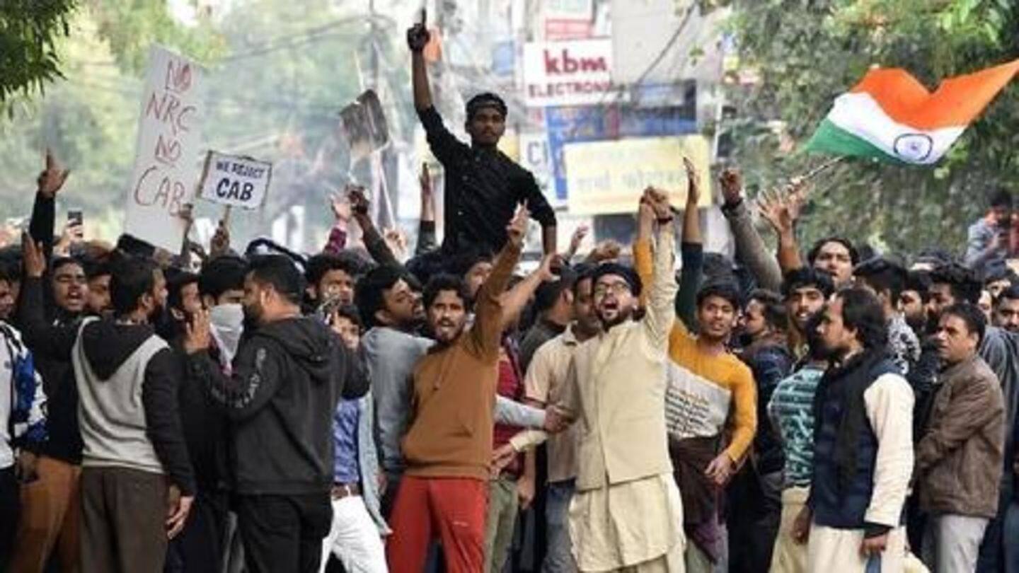 जामिया के बाद दिल्ली-लखनऊ की यूनिवर्सिटी में भी प्रदर्शन, छात्रों ने पुलिस पर फेंके पत्थर