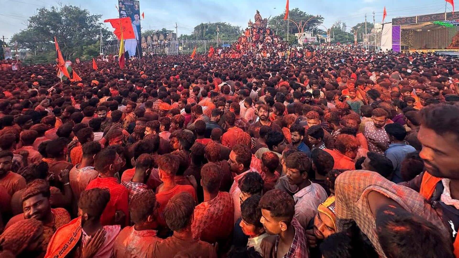 कर्नाटक: विजयपुरा में गणेश विसर्जन के दौरान करंट लगने से युवक की मौत कर्नाटक: विजयपुरा में गणेश विसर्जन के दौरान करंट लगने से युवक की मौत