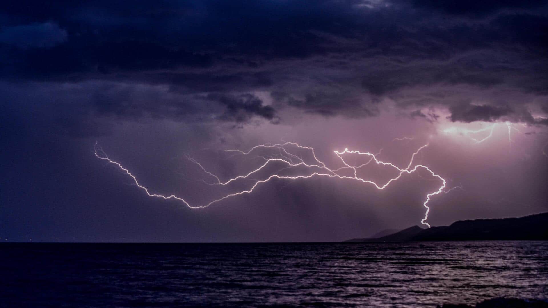 वज्रपात से जुड़े इन भ्रमों को सच मानते हैं लोग, जानिए इनकी सच्चाई