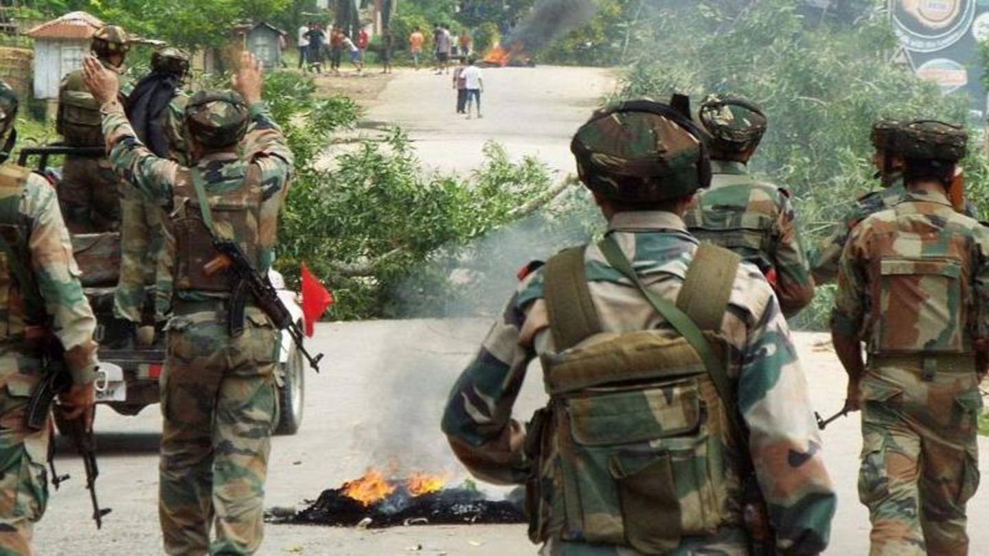 शुरूआती फायरिंग में आठ की मौत, गुस्साई भीड़ ने किया सुरक्षाबलों पर हमला शुरूआती फायरिंग में आठ की मौत, गुस्साई भीड़ ने किया सुरक्षाबलों पर हमला