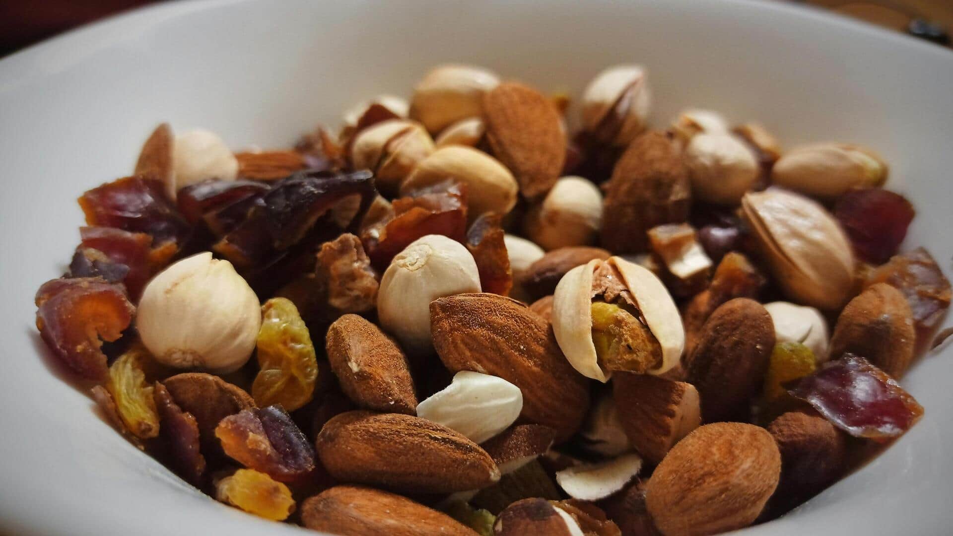 सूखे मेवे खाना पसंद है? इन 5 तरीकों से ज्यादा खाने की आदत को रोकें