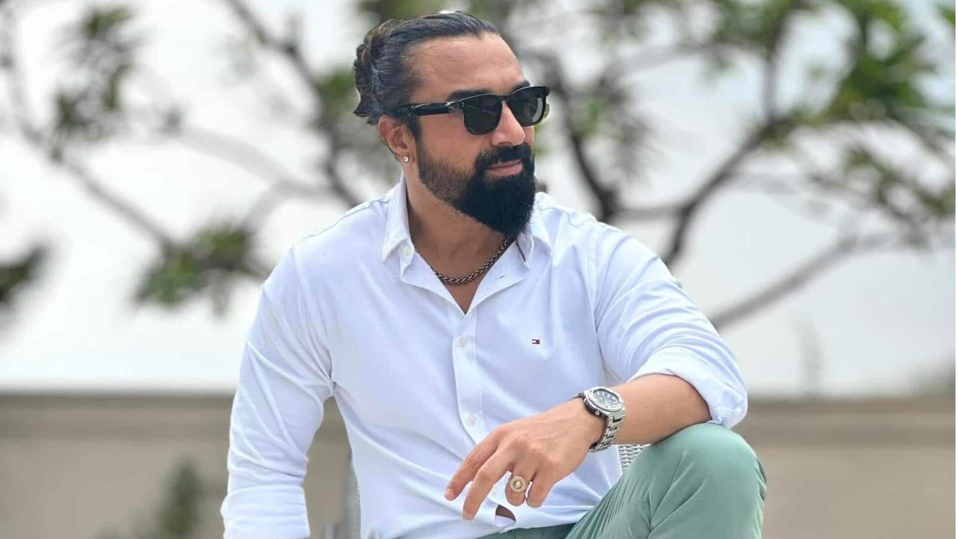 एजाज खान ने शो में उतरवाए लड़कियों के कपड़े, लोग बोले- बेशर्मी की सारी हदें पार एजाज खान ने शो में उतरवाए लड़कियों के कपड़े, लोग बोले- बेशर्मी की सारी हदें पार