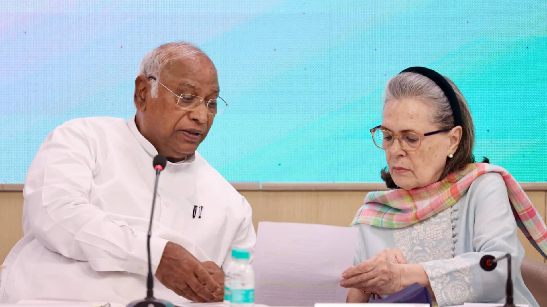 कांग्रेस कार्यसमिति की बैठक में बोले खड़गे- पहलगाम पर सरकार की नीति स्पष्ट नहीं कांग्रेस कार्यसमिति की बैठक में बोले खड़गे- पहलगाम पर सरकार की नीति स्पष्ट नहीं