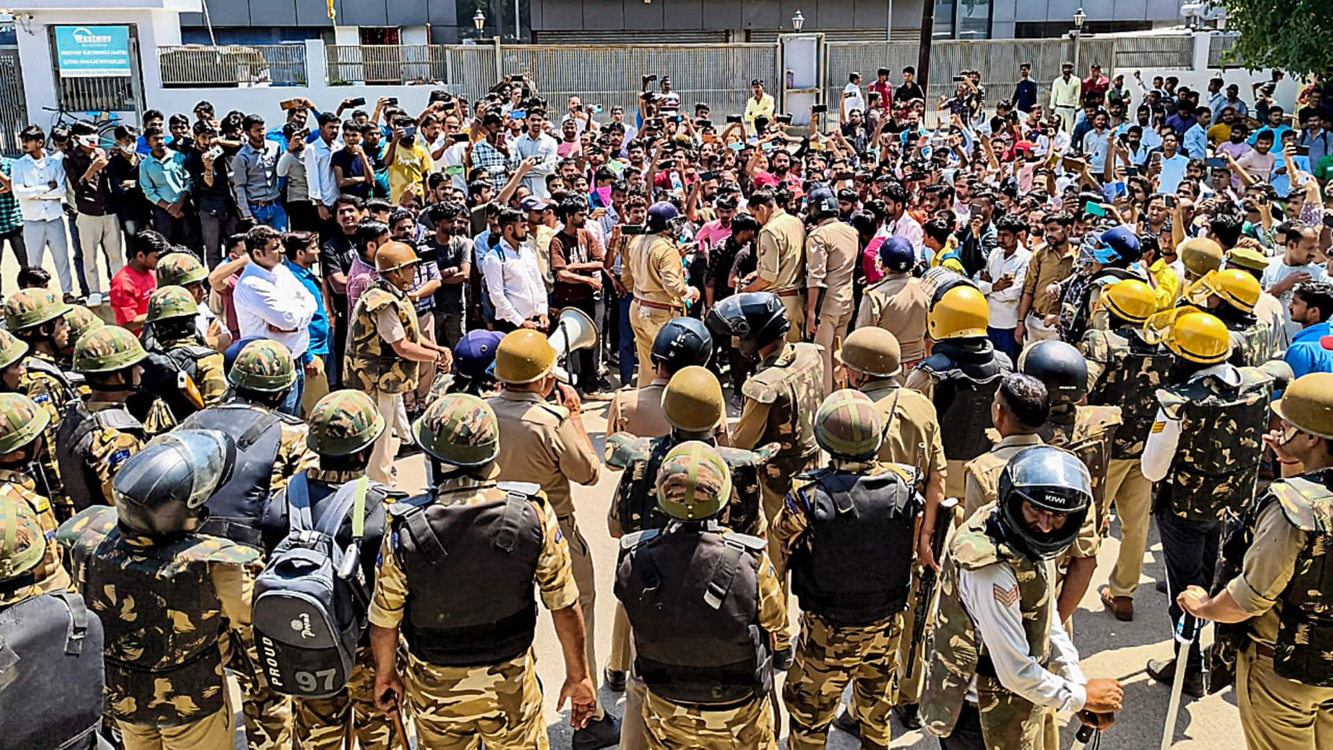 नोएडा हिंसा पर पुलिस का खुलासा, कर्मचारियों को भड़का रहे थे पाकिस्तान से संचालित X हैंडल