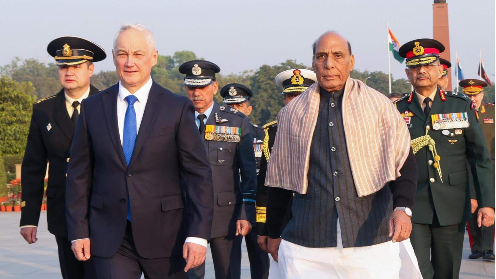 राजनाथ सिंह ने रूसी समकक्ष के साथ रक्षा संबंधी मामलों पर द्विपक्षीय बैठक की