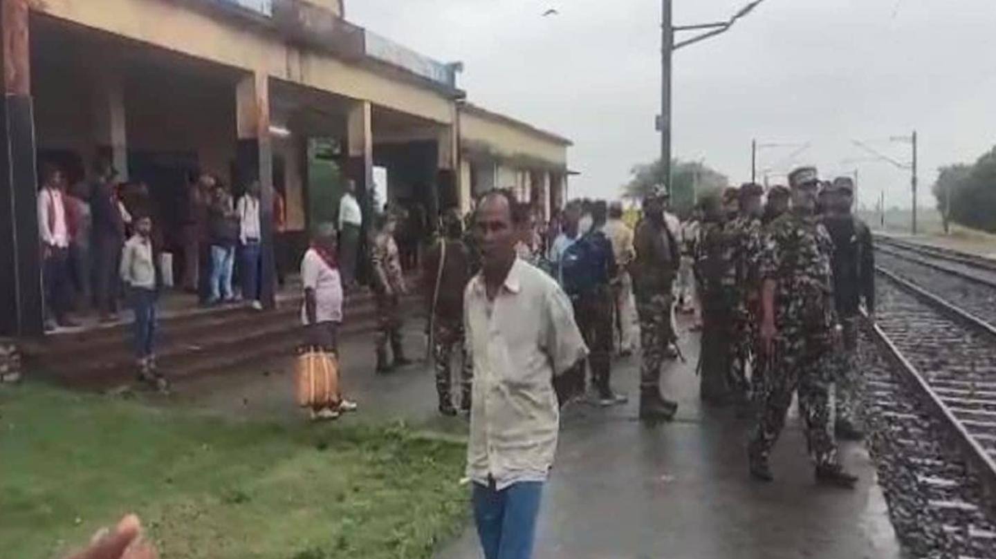पुलिस ने मौके पर पहुंचकर स्थिति को काबू में किया पुलिस ने मौके पर पहुंचकर स्थिति को काबू में किया