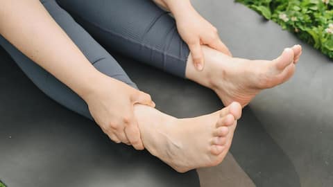 पैरों को कमजोर कर सकती हैं ये 5 गलतियां, इनसे बचें