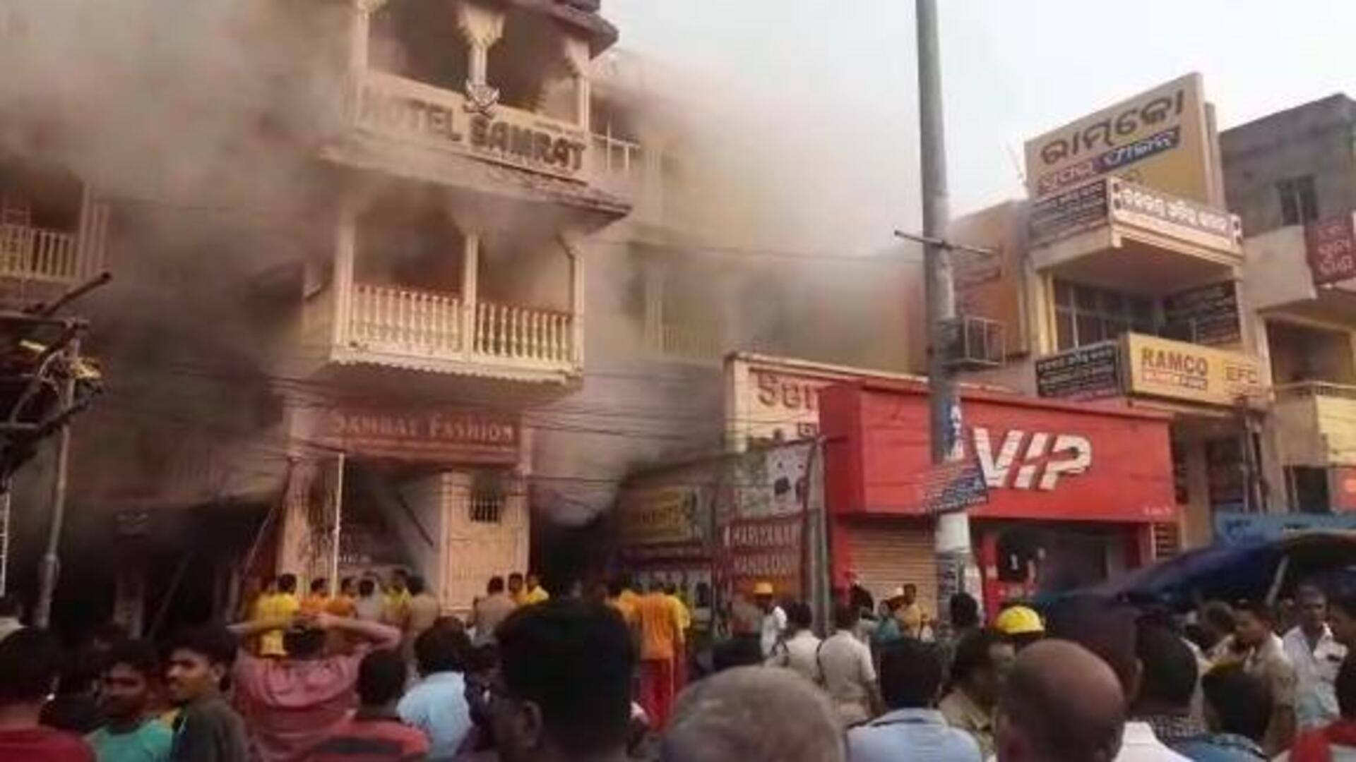 ओडिशा: पुरी मार्केट में 12 घंटे बाद भी नहीं बुझी भीषण आग, संकरे रास्ते बने परेशानी