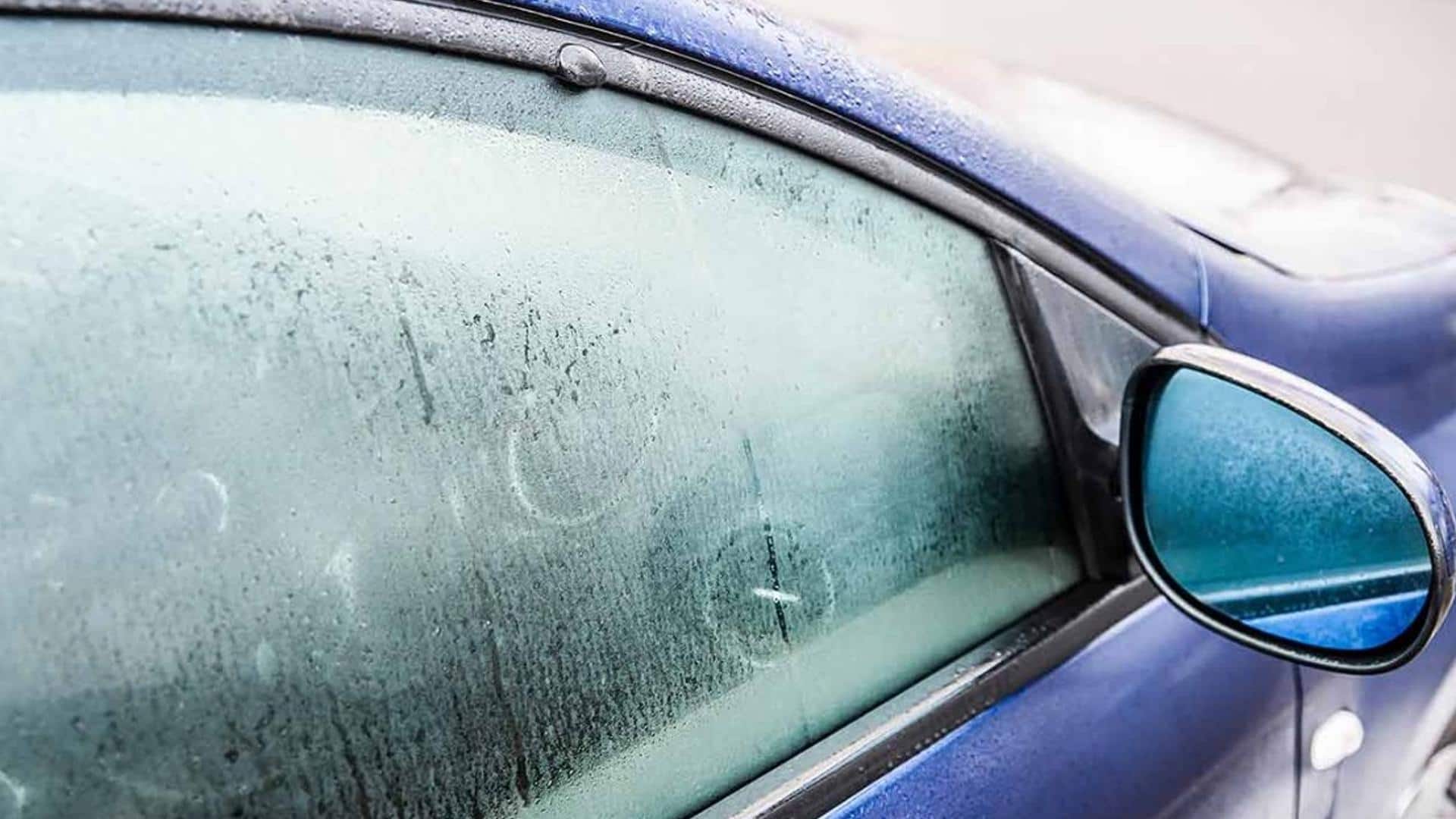 बारिश में कार के शीशों पर जम जाती है धुंध? इन आसान तरीकों से करें साफ