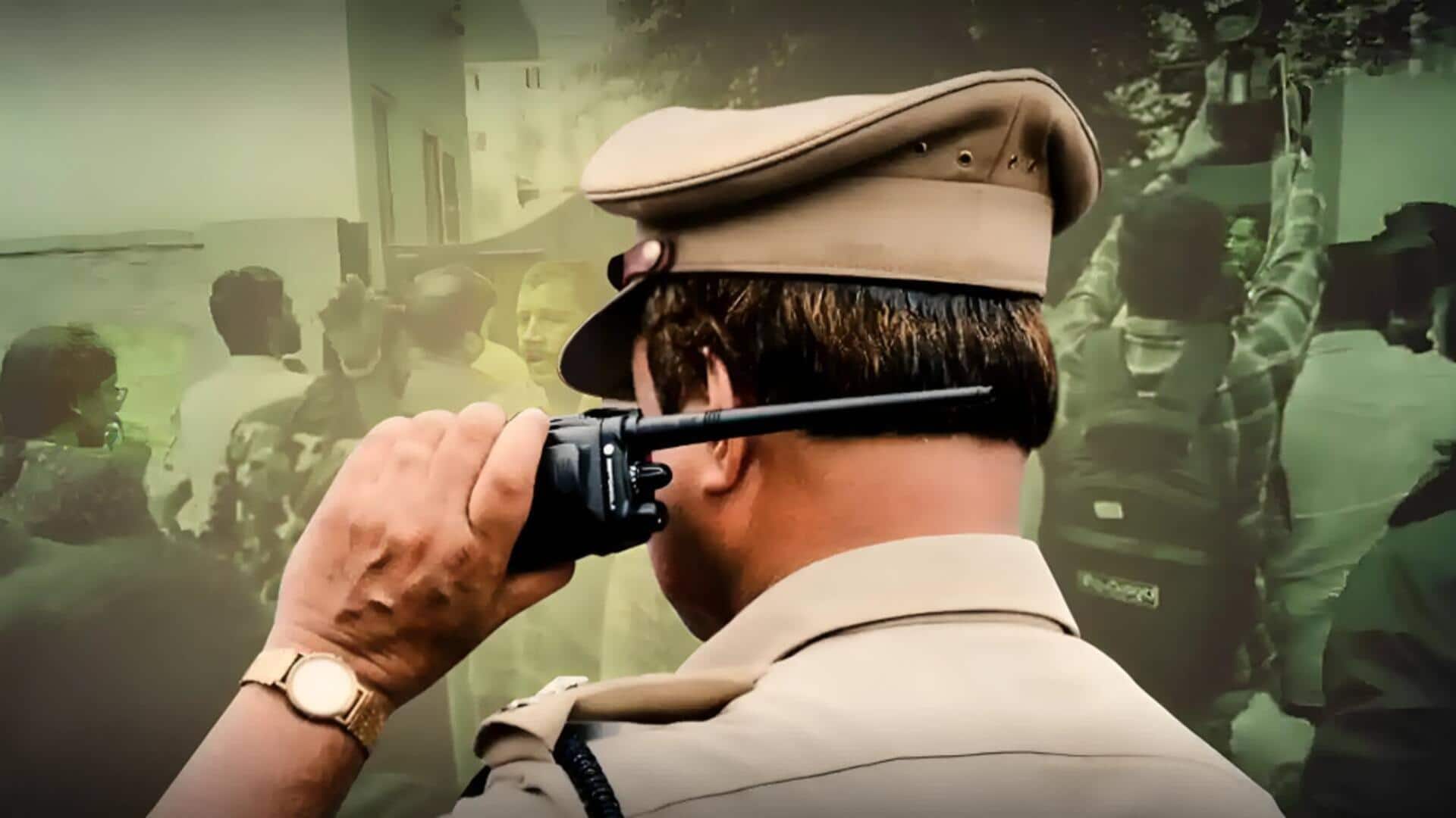 ग्रेटर नोएडा में रिहायशी अपार्टमेंट की लिफ्ट में ठंसाठस भरे लोग, एक-दूसरे को लात-घूसों से मारा ग्रेटर नोएडा में रिहायशी अपार्टमेंट की लिफ्ट में ठंसाठस भरे लोग, एक-दूसरे को लात-घूसों से मारा