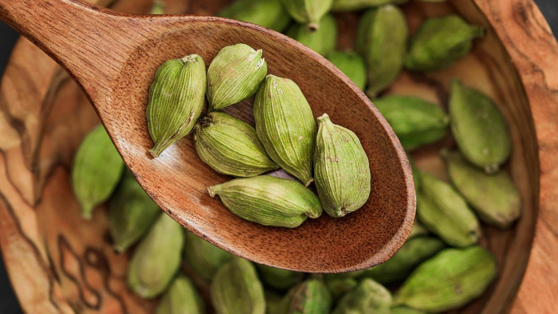 नकली इलायची की पहचान कैसे करें? जानिए 5 आसान तरीके नकली इलायची की पहचान कैसे करें? जानिए 5 आसान तरीके