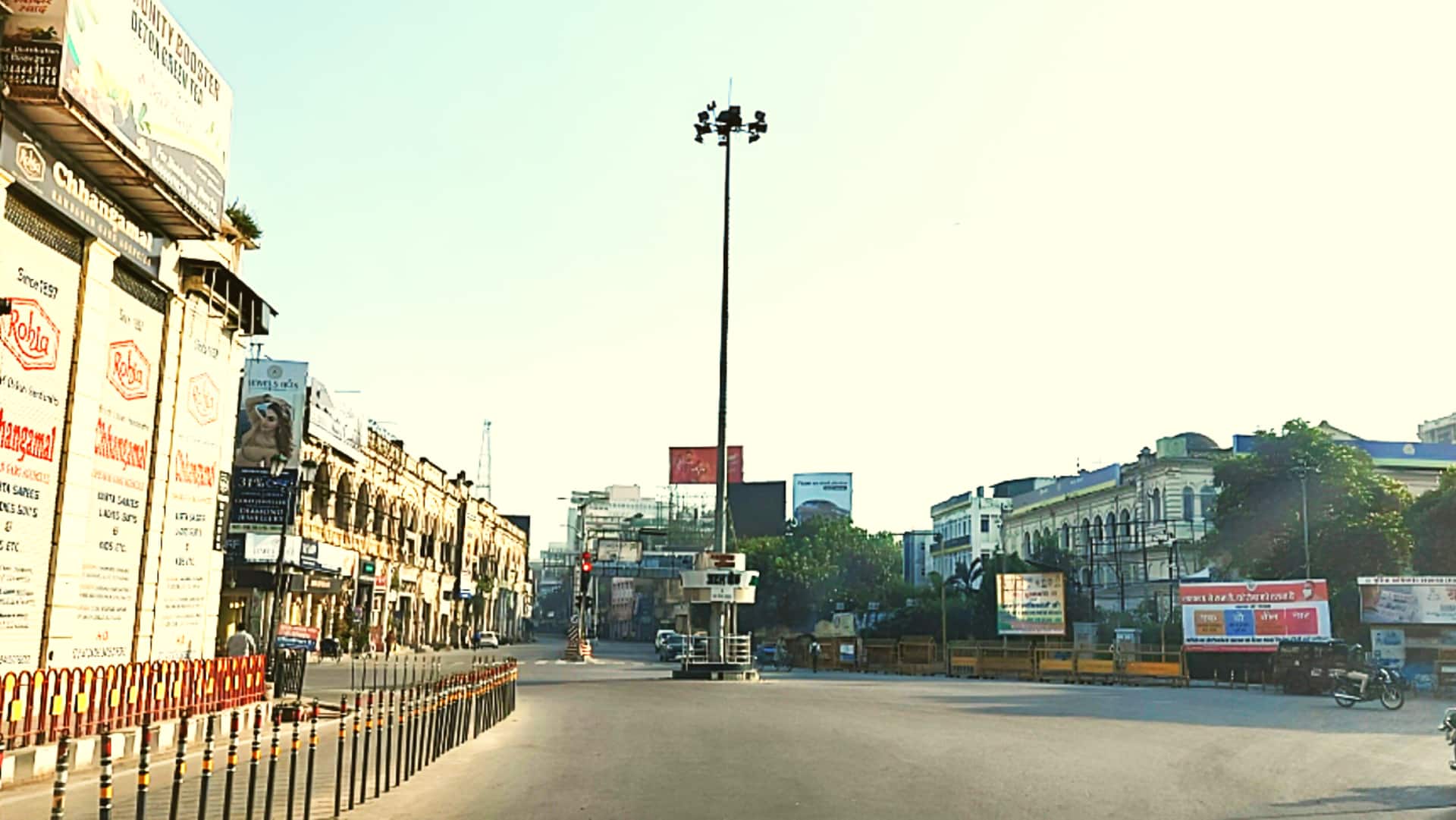 उत्तर प्रदेश: लखनऊ में मुख्यमंत्री कार्यालय से 100 मीटर की दूरी पर कार स्टंट, लोग घबराए