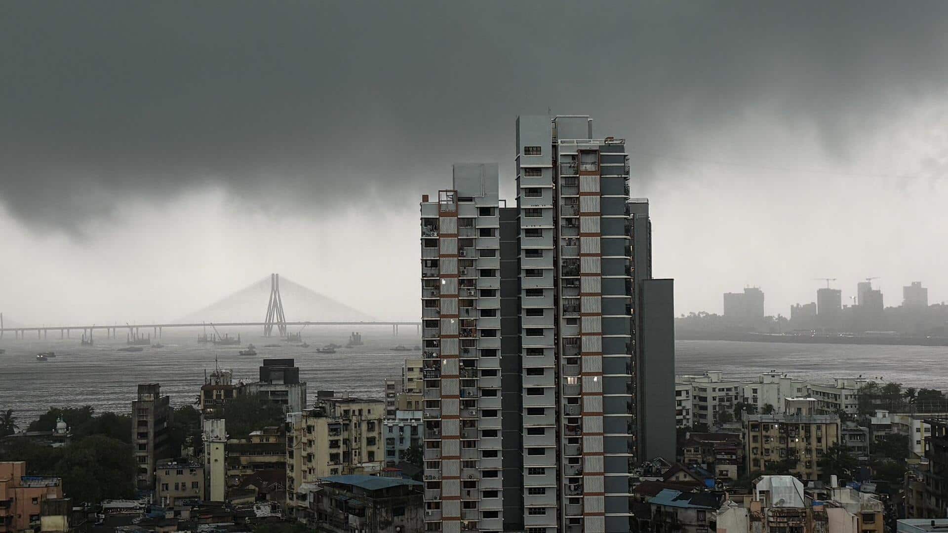 मुंबई में मूसलाधार बारिश से बिगड़े हालात, उड़ानें और ट्रेन सेवा प्रभावित; टूटा रिकॉर्ड मुंबई में मूसलाधार बारिश से बिगड़े हालात, उड़ानें और ट्रेन सेवा प्रभावित; टूटा रिकॉर्ड
