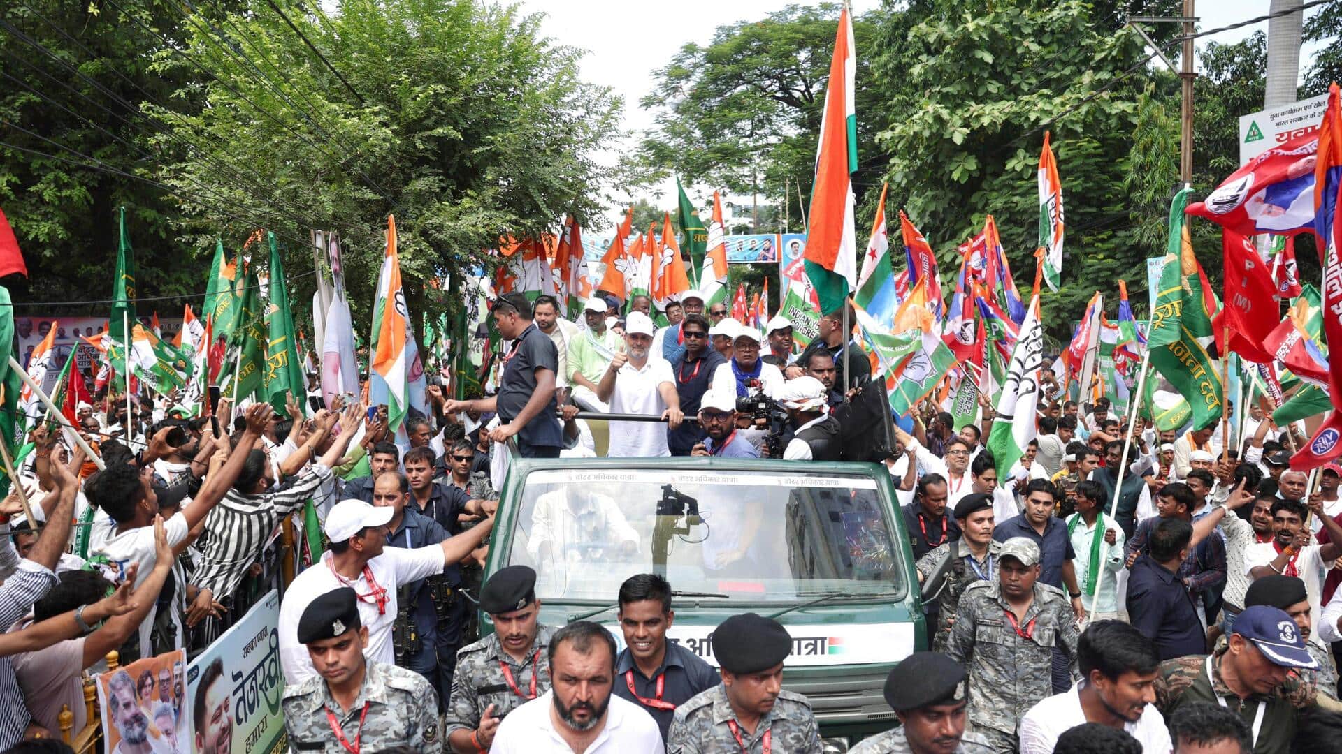 बिहार में रैली के दौरान ढाबा संचालक की बाइक खोई, राहुल गांधी ने नई चाबी सौंपी बिहार में रैली के दौरान ढाबा संचालक की बाइक खोई, राहुल गांधी ने नई चाबी सौंपी