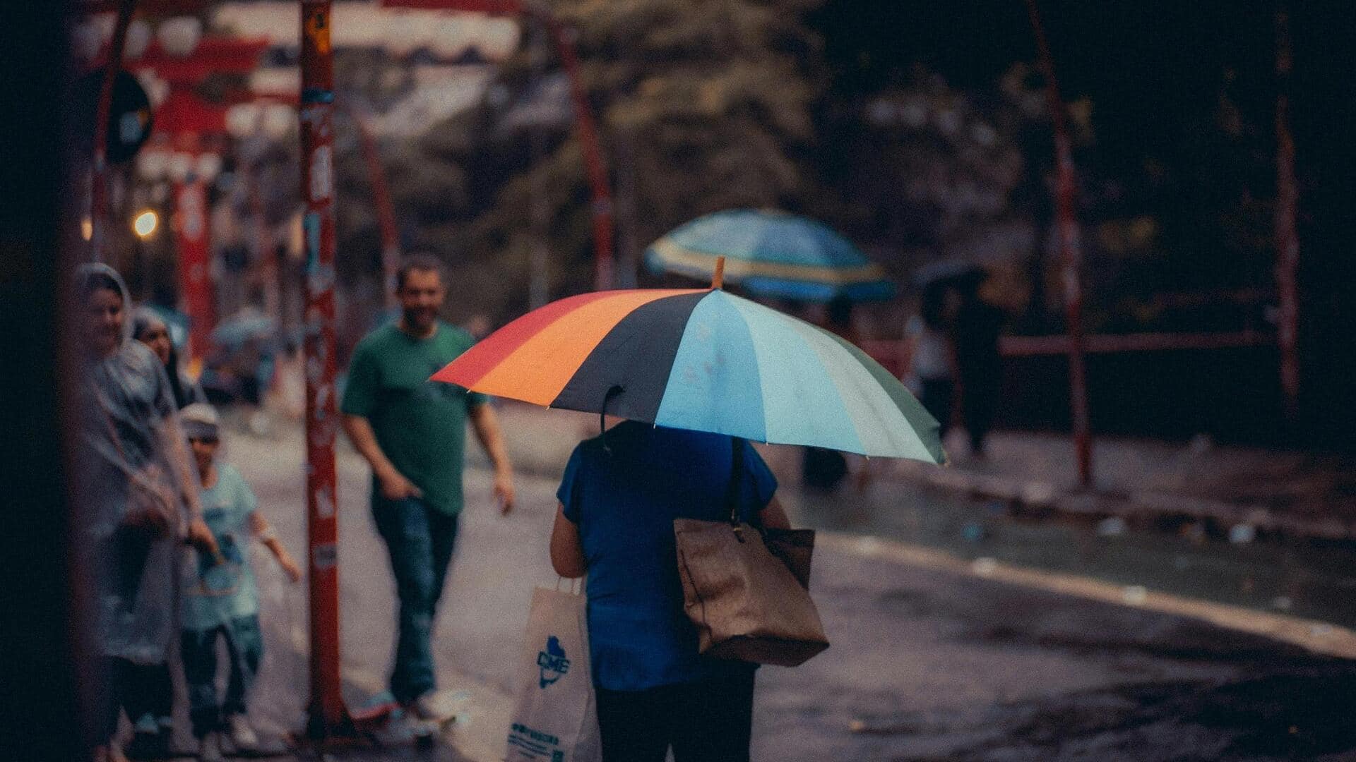 कहीं घूमने जा रहे हैं? अचानक बारिश से बचा सकती हैं ये चीजें, बैग में रखें