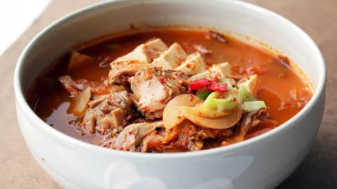 दक्षिण कोरिया का मशहूर सूप है 'किमची जिगे', जानिए इसे बनाने की आसान रेसिपी