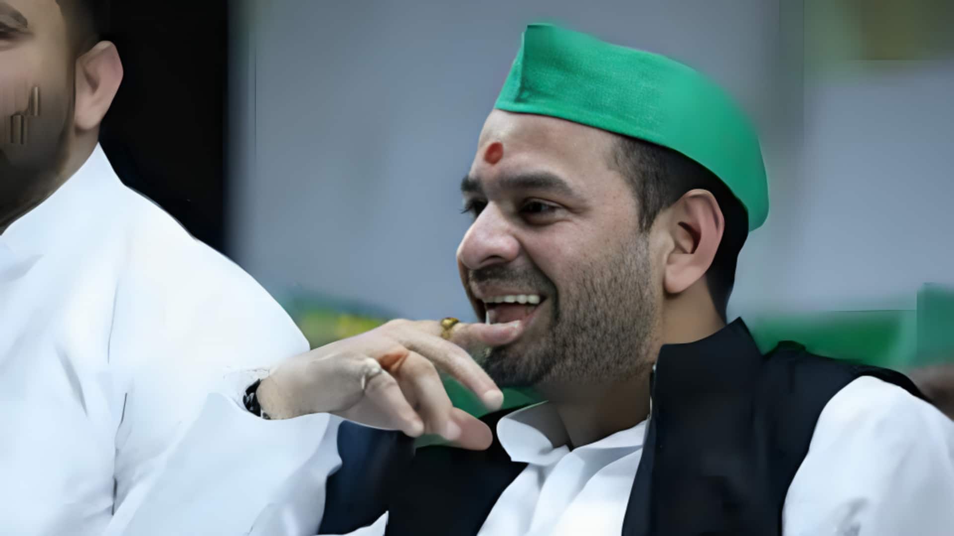 बिहार विधानसभा चुनाव 2025: तेज प्रताप यादव महुआ से पीछे, RJD के मुकेश से है सामना