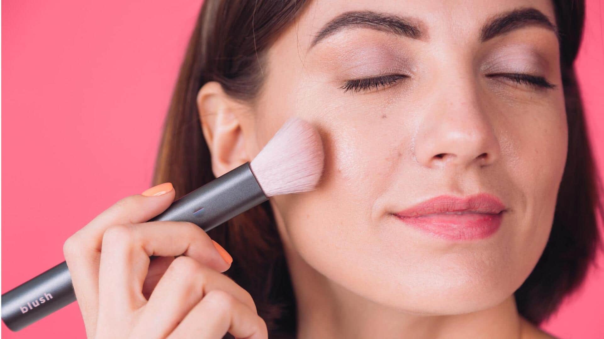 ब्लश से बढ़ जाएगी आपके गालों की लाली, इसे इस तरह करना चाहिए इस्तेमाल