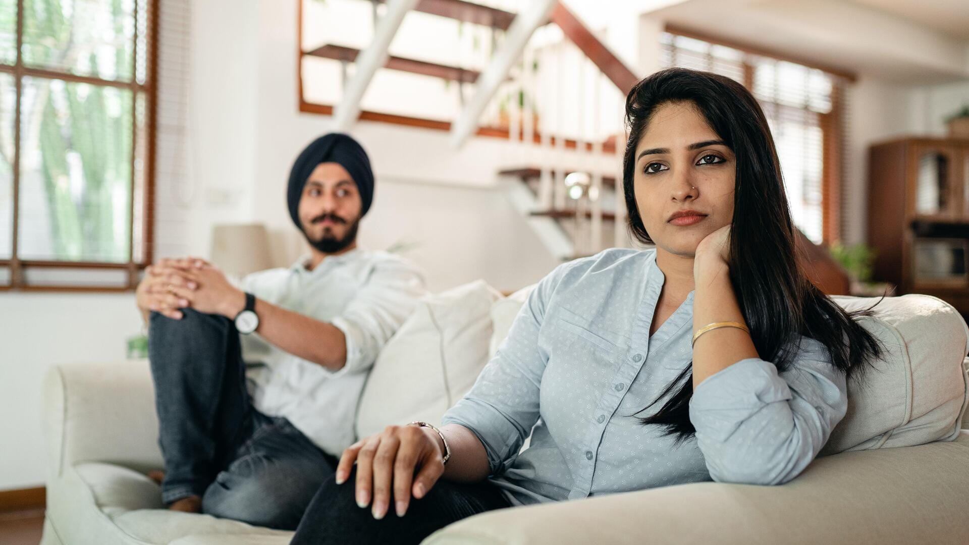 ये 5 संकेत बताते हैं कि आपका साथी धीरे-धीरे आप में खो रहा है रुचि 