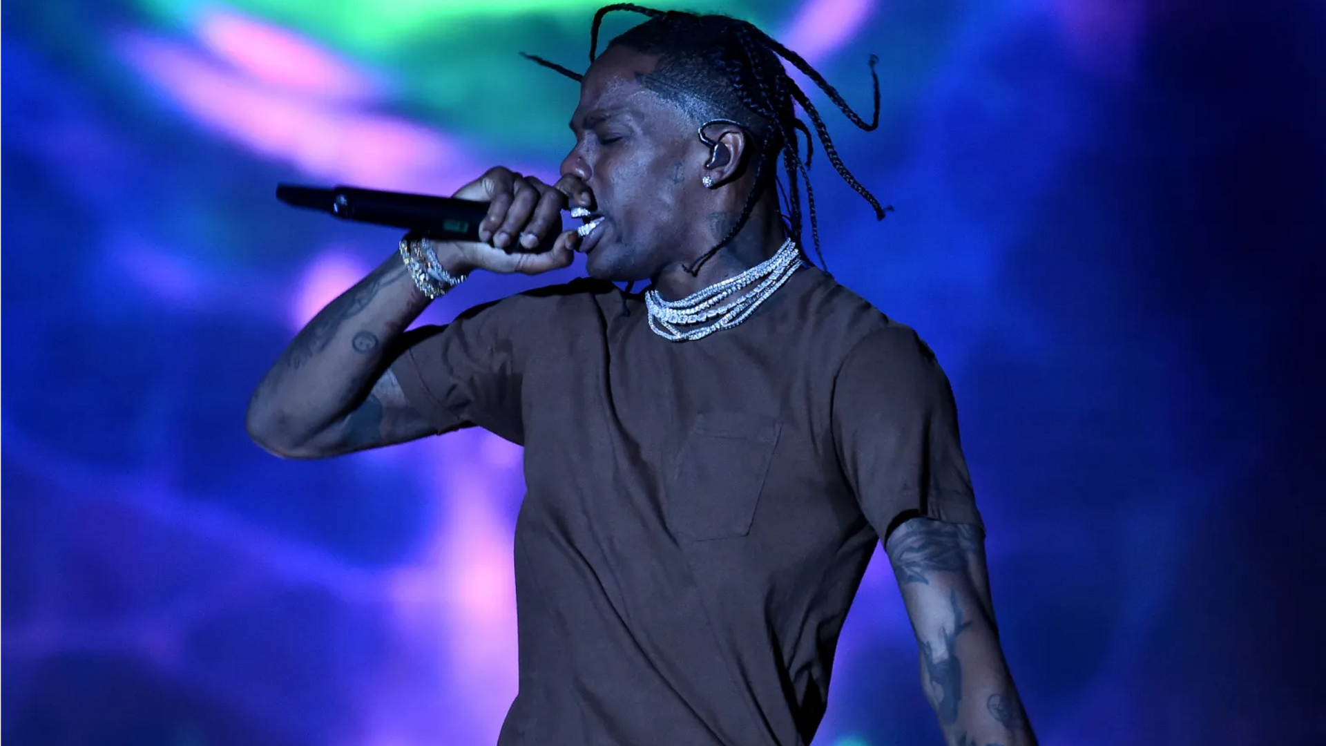 ट्रैविस स्कॉट के मुंबई शो में उमड़ी प्रशंसकों की भीड़ पर पानी की बौछार, वीडियो वायरल