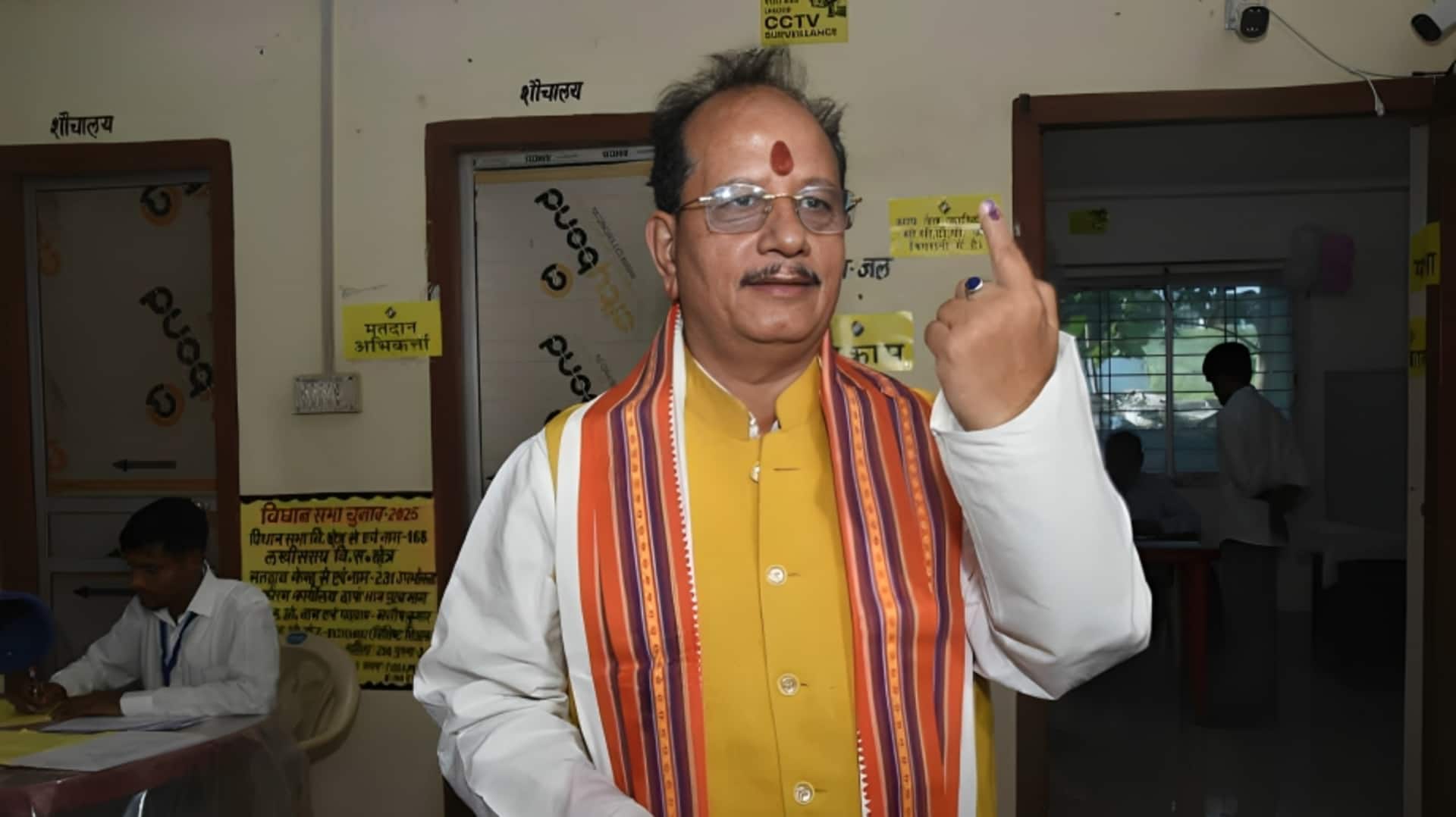 बिहार के उपमुख्यमंत्री विजय सिन्हा के काफिले पर गोबर-पत्थर और चप्पल से हमला, RJD पर आरोप