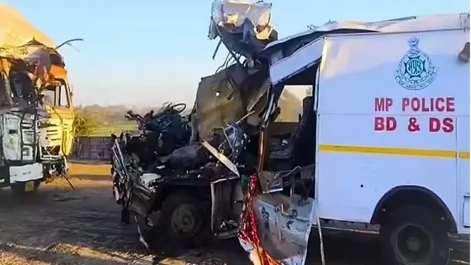 नक्सल विरोधी अभियान के बाद लौट रहे जवानों का वाहन ट्रक से भिड़ा, 4 की मौत