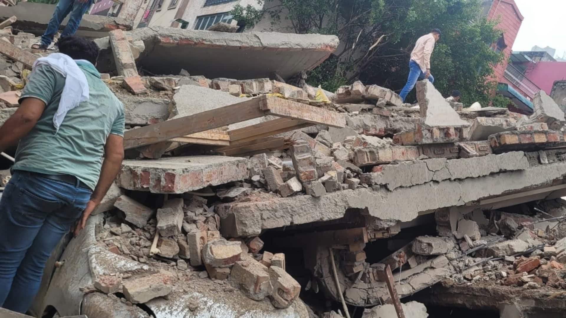 दिल्ली के रोहिणी में बारिश के बीच इमारत ढही, 8 लोगों के दबने की आशंका